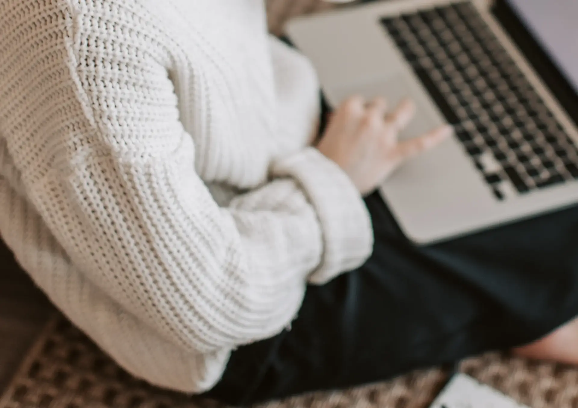 « Personne travaillant sur un ordinateur portable pour préparer un pitch commercial et sa prospection B2B. »