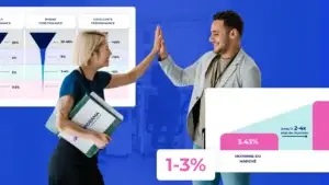 Deux professionnels se félicitent lors d’une présentation, illustrant la réussite d’un pitch commercial efficace.